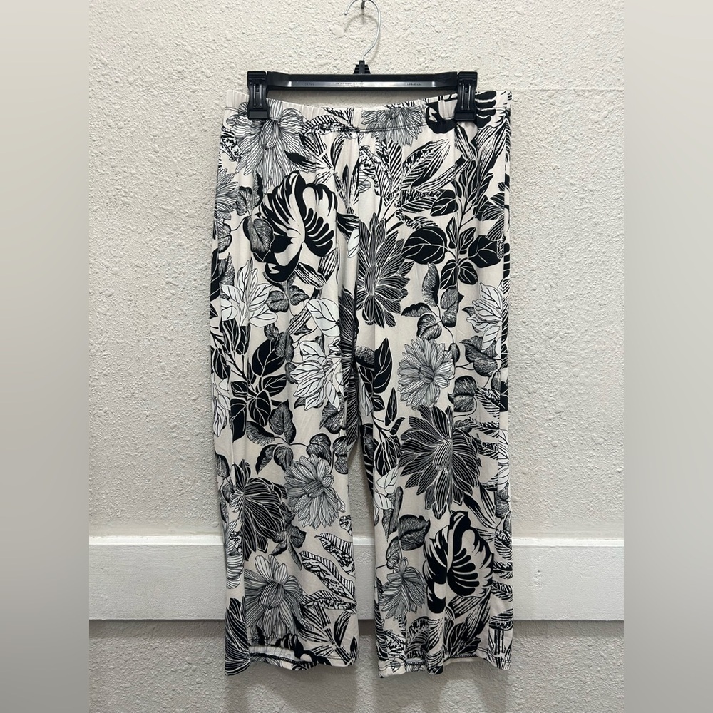 Women Black and Cream Floral Cropped Pajama Pants Medium